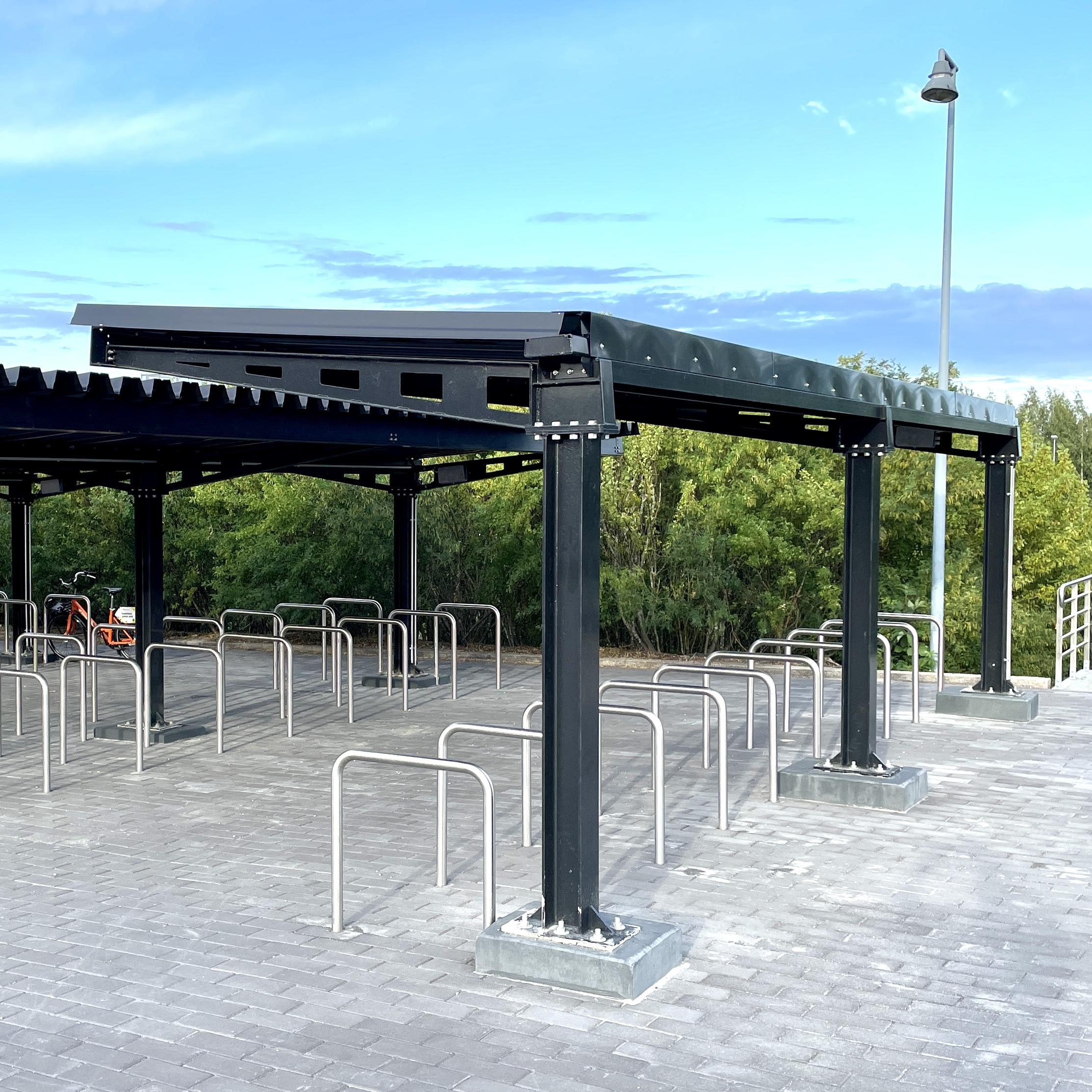 Toimitimme Mäntsälän rautatieasemalle Falco Hoth pyöräkatoksia